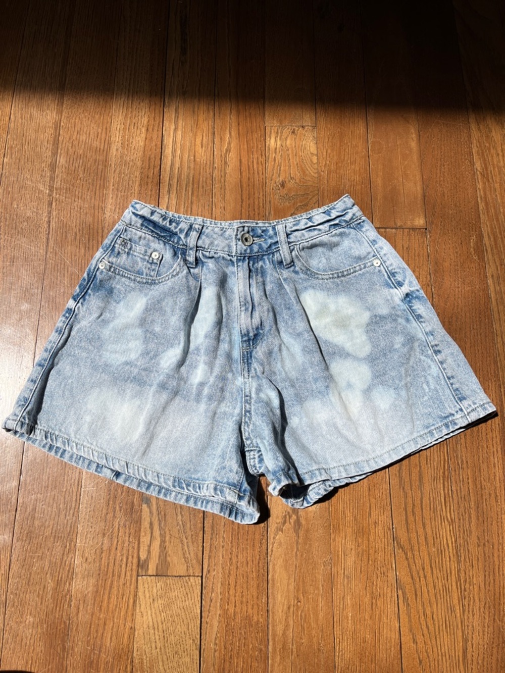 Y2K-Coded Light Wash Denim Shorts - Women's High-Waist Short